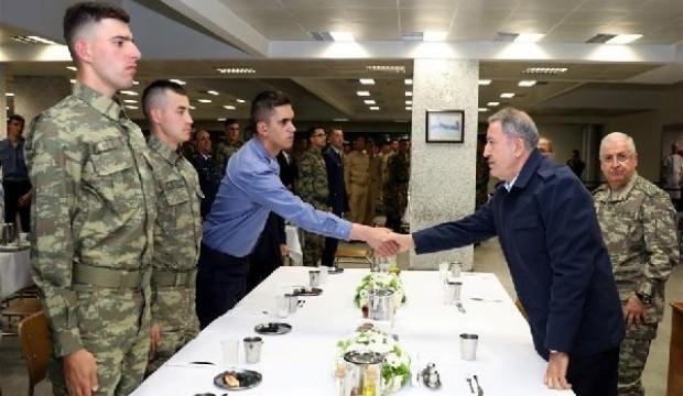 Bakan Akar, Mehmetçik ile iftar yaptı