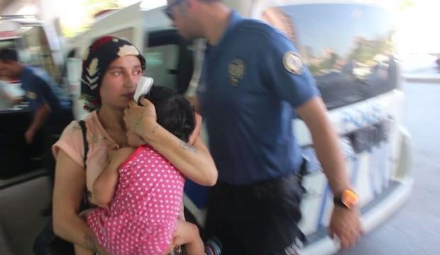 Başına kapı kolu çarpan çocuğun yardımına polis yetişti