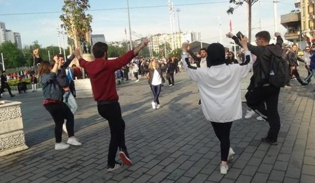 Taksim’de zeybek oynayan öğrencilere yoğun ilgi