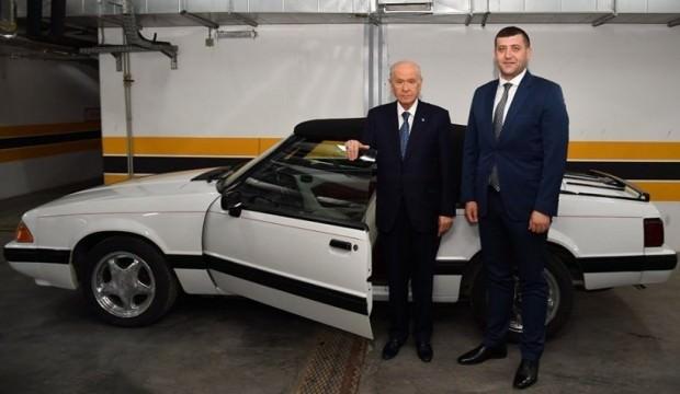 Bahçeli, eski model otomobilini hediye etti