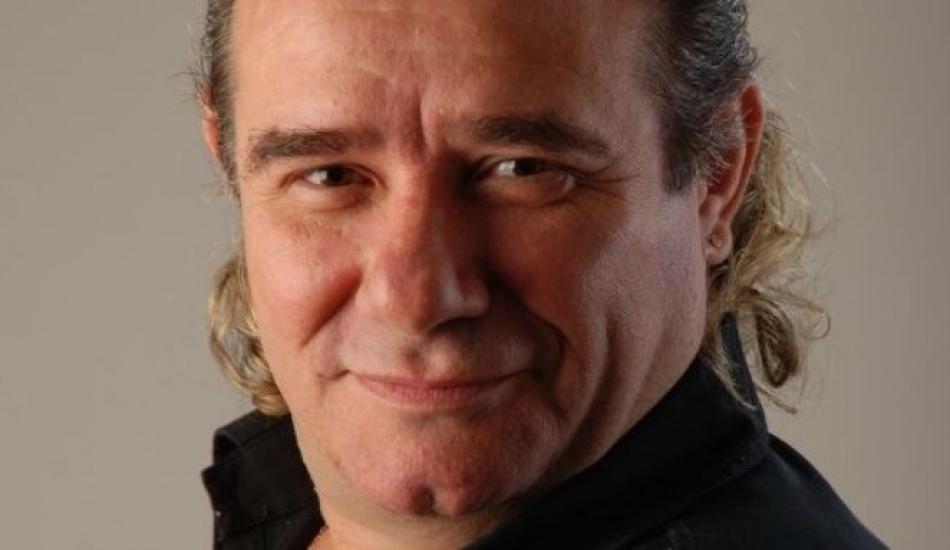 Solist Juan Carlos gözler önünde kalp krizi geçirdi!
