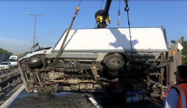 TEM'de kamyonet devrildi, trafik durma noktasına geldi