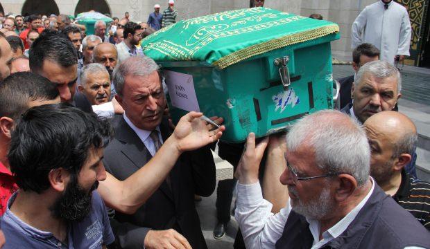 Bakan Akar, Kayseri'de yaptırdığı camide cuma namazı kıldı