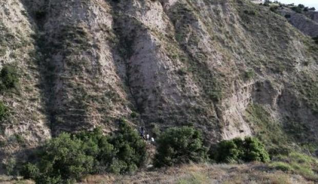 Eşekten düşüp, 100 metrelik uçurumdan yuvarlandı