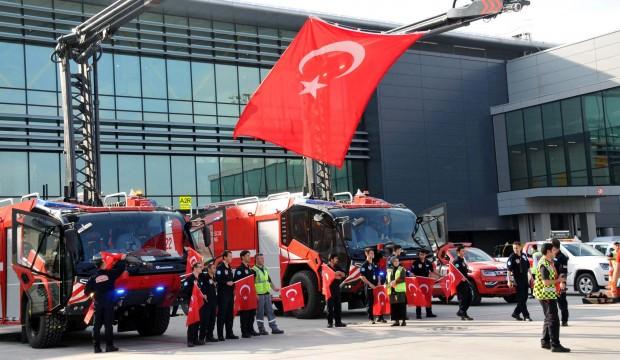 A Milli Takım, bayraklarla karşılandı