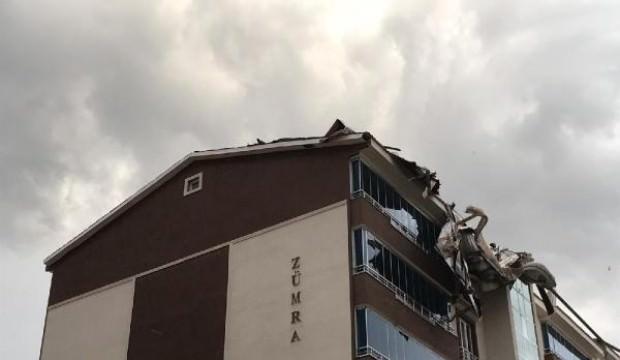 Muş'ta rüzgar çatıları uçurdu