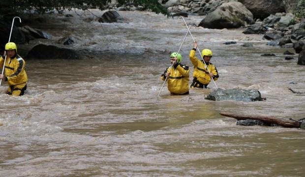 Araklı'daki selde kaybolan 3 kişi aranıyor
