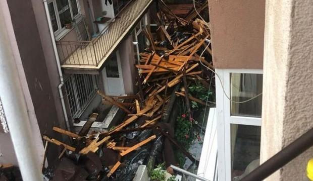 Fırtınada apartmanın çatısı uçtu