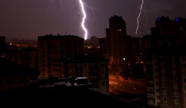 Yıldırım çarpan binada yangın çıktı