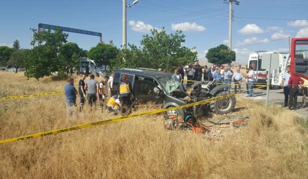Hafif ticari araçla traktör çarpıştı: 2 ölü, 1 yaralı