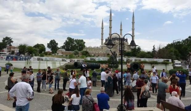 Otellerde yer kalmadı, evlerde misafir edilecekler