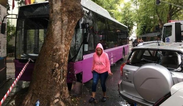 Duramayan minibüs önce cipe sonra ağaca çarptı: 4 yaralı