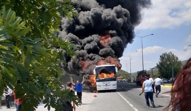 Balikesir De Yolcu Otobusu Alev Aldi Olu Ve Yaralilar Var Guncel Haberleri