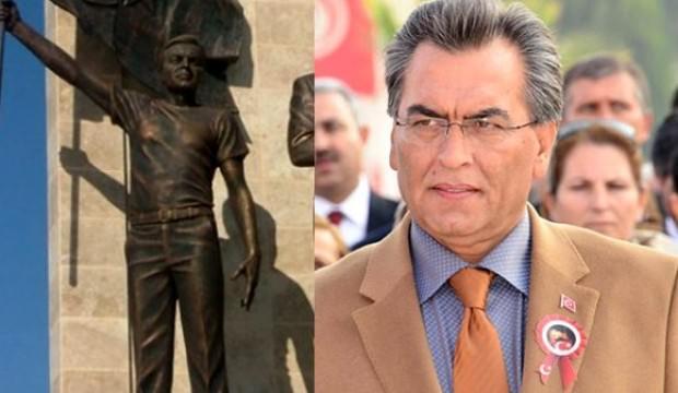 CHP'li belediye başkanı eşinin ve kendisinin heykelini yaptırdı!