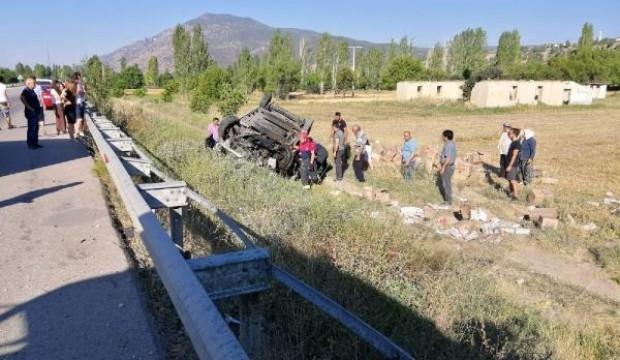 Hafif ticari araç yoldan çıkıp takla attı: 1 ölü