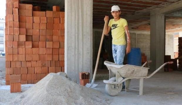 Şampiyon futbolcu, inşaatlarda çalışıp harçlığını çıkarıyor