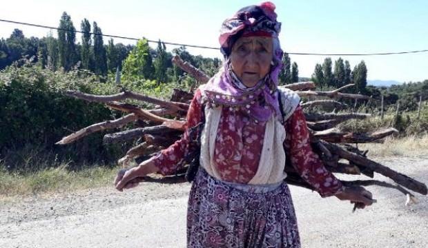 94 yaşında, kışlık odununu sırtında taşıyor