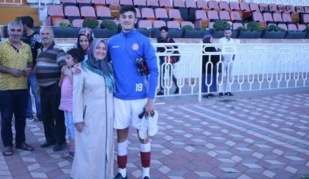 Genç futbolcuya anne desteği!