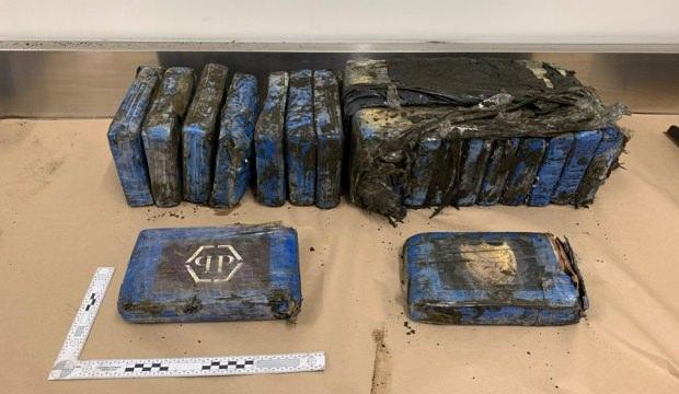 Milyon dolarlık uyuşturucu paketleri sahile vurdu