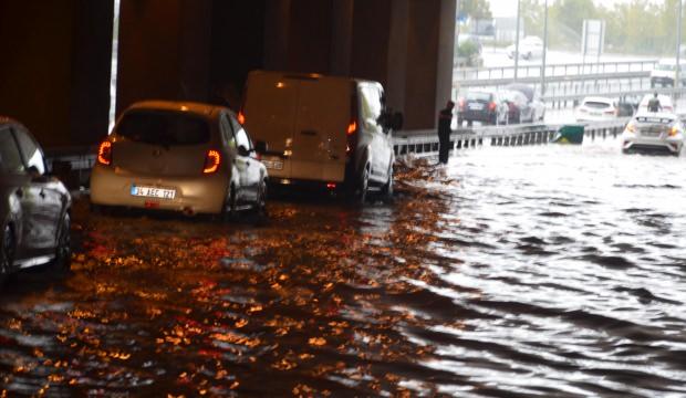 Altgeçitte mahsur kalan araçları zıpkıncılar kurtardı