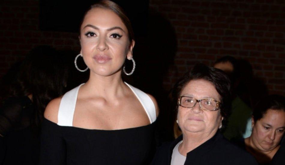 Hadise ve annesinden ilginç bayram pozları