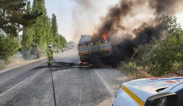 Lastiği patlayan TIR dorsesi alev aldı