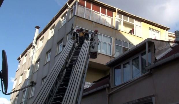 Oğluyla kavga ederken çatıya düştü