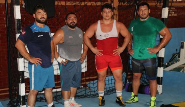 Rıza Kayaalp, 4 güreşçiyle şampiyonaya hazırlanıyor