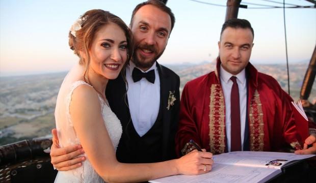 Bekar olarak havalandılar, evli olarak indiler
