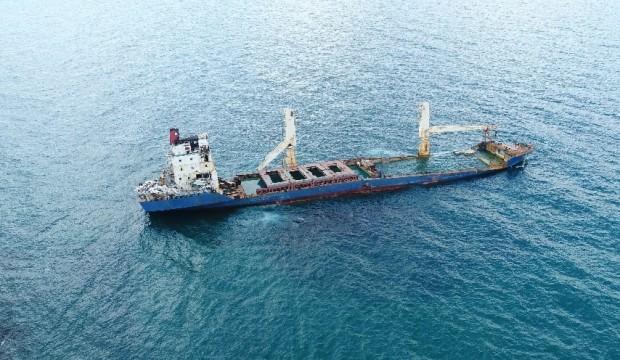 Karaya oturan gemi su almaya başladı
