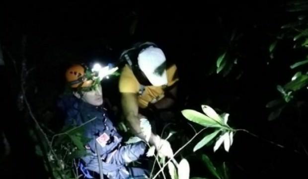 Kayalıklarda mahsur kalan 6 kişi kurtarıldı