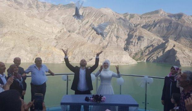 143 metre yüksekliğindeki cam terasta ilk nikah