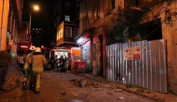 Fatih'te metruk binanın balkonu çöktü