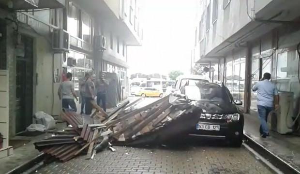 Fırtına çatıyı uçurdu: 4 araç zarar gördü