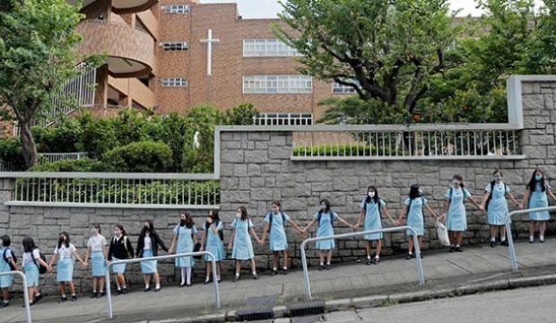 Hong Kong'da insan zinciriyle protesto