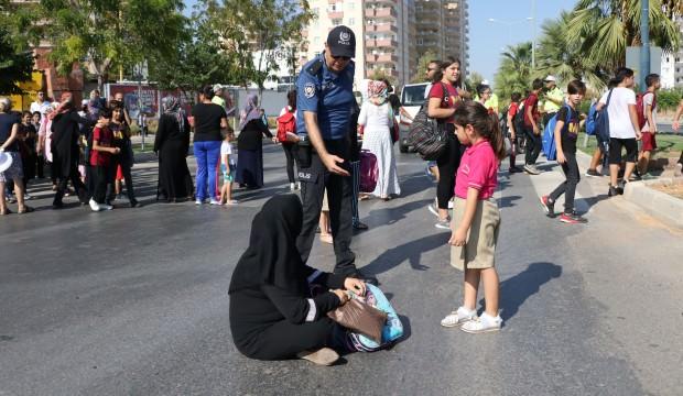 Çocukları için yolu trafiğe kapattılar