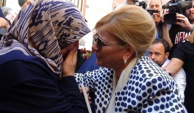 HDP binası önünde aileleri ziyaret etti, gözyaşlarını tutamadı