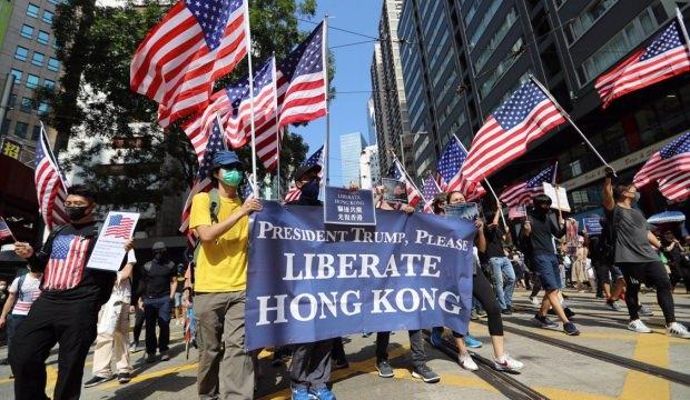 Hong Kong'da sokaklar karıştı!
