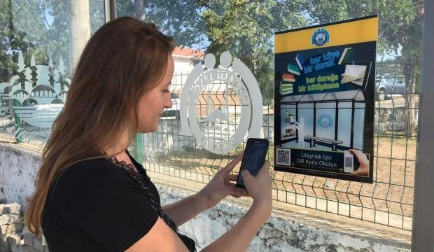 Otobüs beklerken kitap okutan "durak"