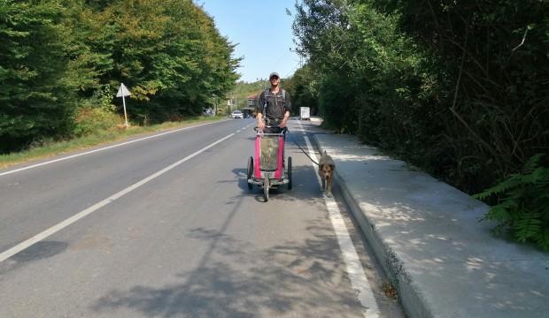 4 yıldır köpeğiyle dünyayı yürüyerek dolaşan Amerikalı İstanbul’da