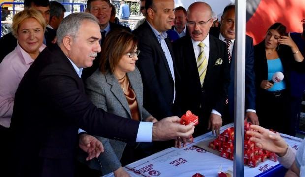 Eminönü Meydanı'nda 15 bin baklava dilimi dağıtıldı.
