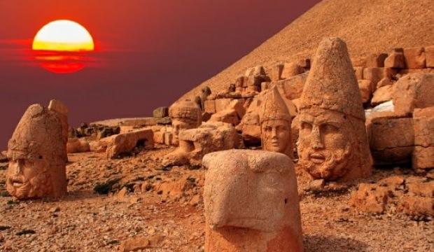 Nemrut Dağı: Güneşi selamlayan heykeller