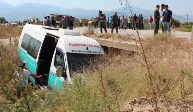 Otomobilin çarptığı yolcu minibüsü dereye uçtu: 9 yaralı