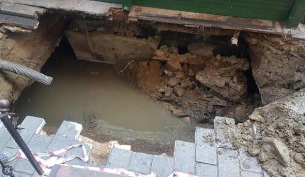 Her gün binlerce kişi geçiyordu: 3,5 metrelik çökme!
