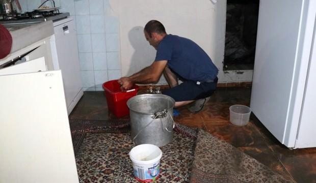 İzmir'e bir saat yetti: Evleri su bastı, araçlar yolda mahsur kaldı