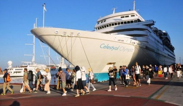 Üç gemi ile 2 bin 630 turist geldi