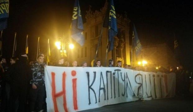 Zelenskiy, Donbass'a 'özel statü' teklifini onayladı, Kiev karıştı