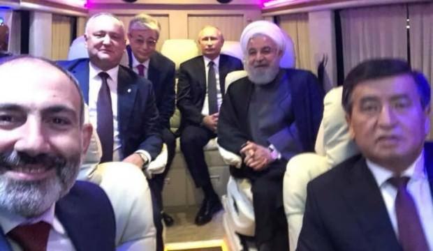Liderlerin minibüs selfiesi olay oldu