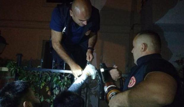Eline saplanan korkuluk demiriyle hastaneye kaldırıldı