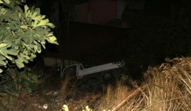 Kağıthane'de, kamyonet uçuruma yuvarlandı